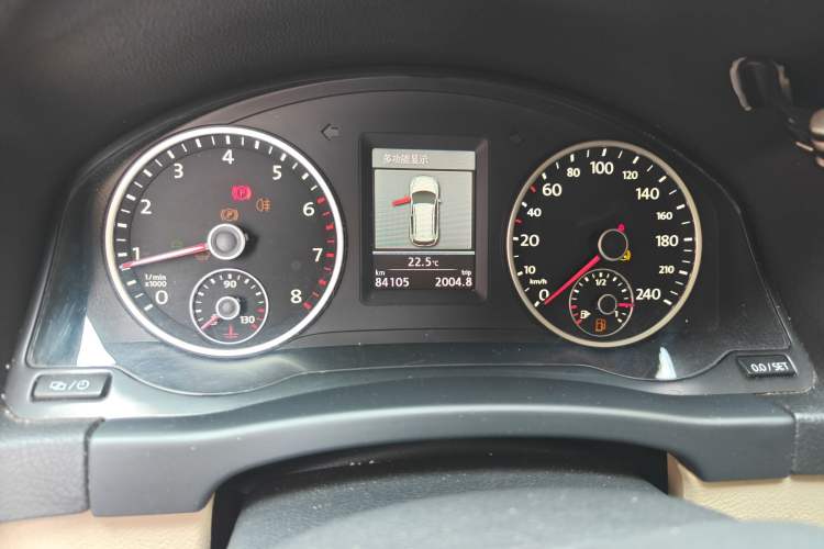 Used Volkswagen Tiguan 2013 1.8 TSI Automatic All-Wheel Drive Luxury Model Odometer Close Up