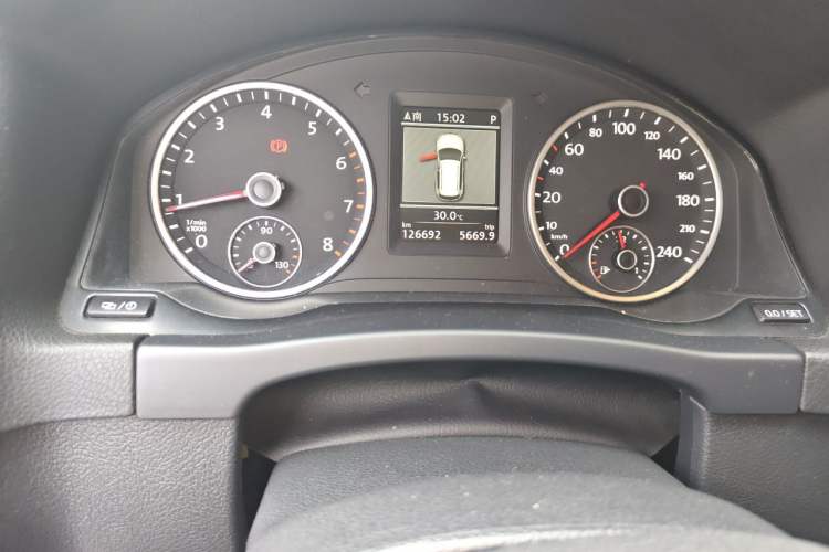Used Volkswagen Tiguan 2013 1.8 TSI Automatic All-Wheel Drive Luxury Model Odometer Close Up