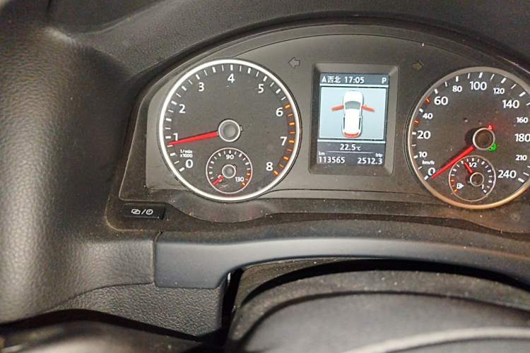 Used Volkswagen Tiguan 2013 2.0 TSI Automatic All-Wheel-Drive Flagship Edition Odometer Close Up