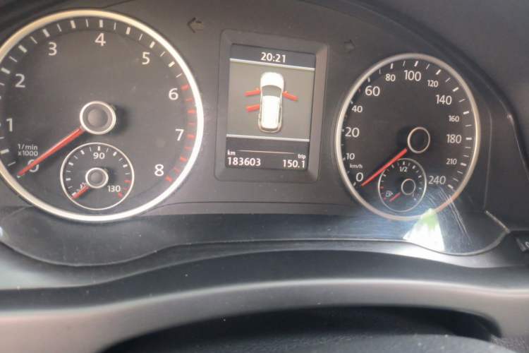 Used Volkswagen Tiguan 2013 1.8 TSI Automatic All-Wheel Drive Luxury Model Odometer Close Up
