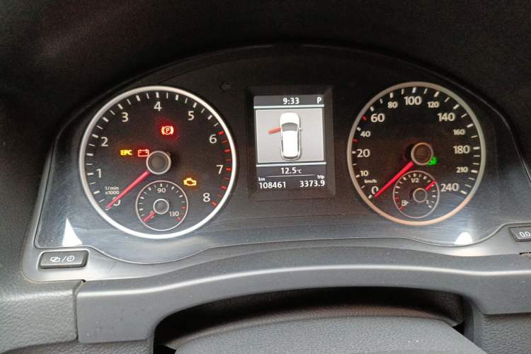 Used Volkswagen Tiguan 2013 1.8 TSI Automatic All-Wheel Drive Luxury Model Odometer Close Up