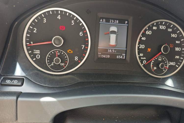 Used Volkswagen Tiguan 2013 2.0 TSI Automatic All-Wheel-Drive Flagship Edition Odometer Close Up