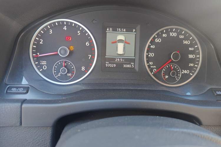 Used Volkswagen Tiguan 2013 2.0 TSI Automatic All-Wheel-Drive Flagship Edition Odometer Close Up