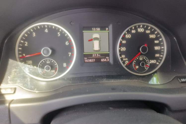 Used Volkswagen Tiguan 2013 1.8TSI Automatic Two-Wheel Drive Luxury Model Odometer Close Up