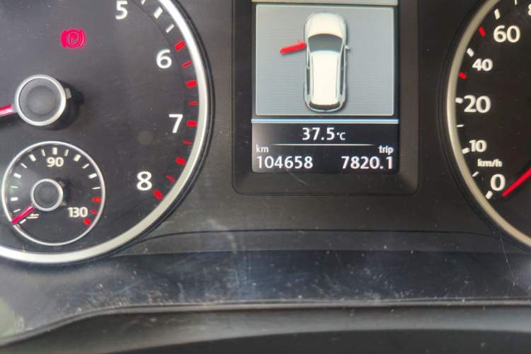 Used Volkswagen Tiguan 2013 1.8TSI Automatic Two-Wheel Drive Luxury Model Odometer Close Up
