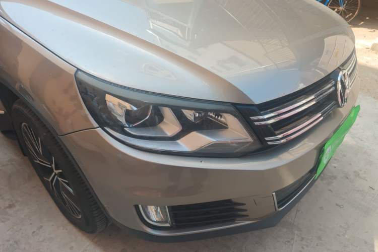 Used Volkswagen Tiguan 2013 1.8 TSI Automatic All-Wheel Drive Luxury Model Right Front Headlight