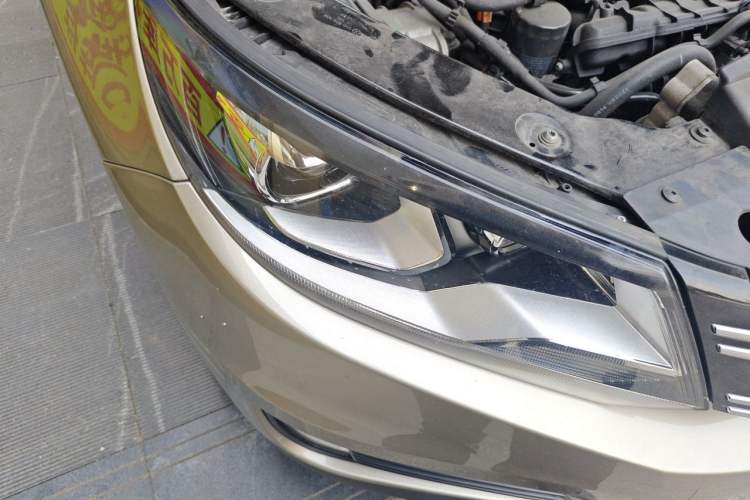 Used Volkswagen Tiguan 2013 1.8 TSI Automatic All-Wheel Drive Luxury Model Right Front Headlight