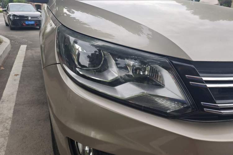 Used Volkswagen Tiguan 2013 1.8 TSI Automatic All-Wheel Drive Luxury Model Right Front Headlight