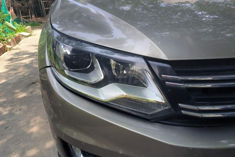 Used Volkswagen Tiguan 2013 1.8 TSI Automatic All-Wheel Drive Luxury Model Right Front Headlight