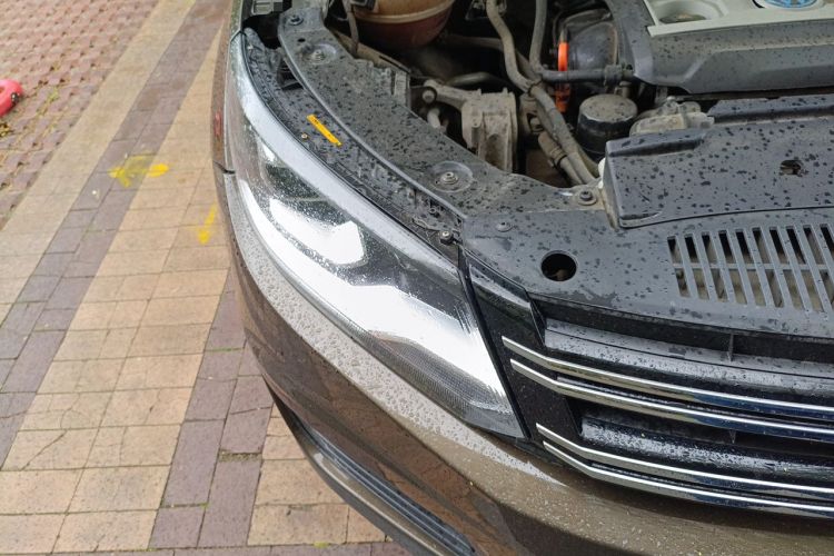 Used Volkswagen Tiguan 2013 1.8 TSI Automatic All-Wheel Drive Luxury Model Right Front Headlight