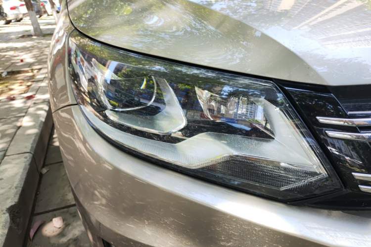 Used Volkswagen Tiguan 2013 1.8 TSI Automatic All-Wheel Drive Luxury Model Right Front Headlight