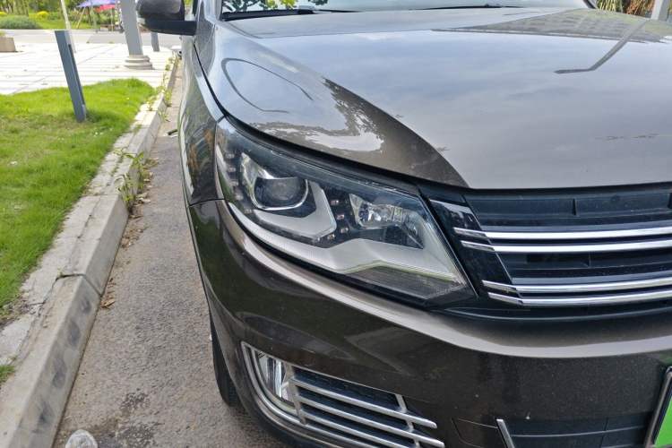 Used Volkswagen Tiguan 2013 2.0 TSI Automatic All-Wheel Drive Luxury Edition Right Front Headlight