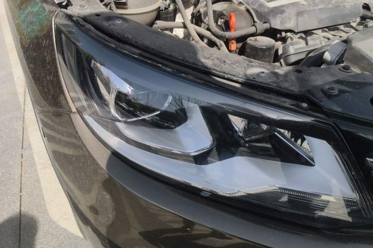 Used Volkswagen Tiguan 2013 1.8 TSI Automatic All-Wheel Drive Luxury Model Right Front Headlight