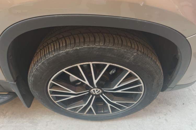 Used Volkswagen Tiguan 2013 1.8 TSI Automatic All-Wheel Drive Luxury Model Right Front Wheel Hub
