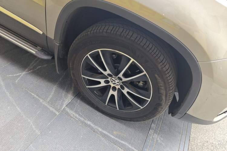 Used Volkswagen Tiguan 2013 1.8 TSI Automatic All-Wheel Drive Luxury Model Right Front Wheel Hub