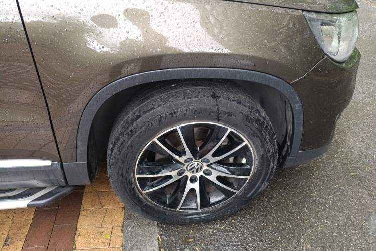 Used Volkswagen Tiguan 2013 1.8 TSI Automatic All-Wheel Drive Luxury Model Right Front Wheel Hub