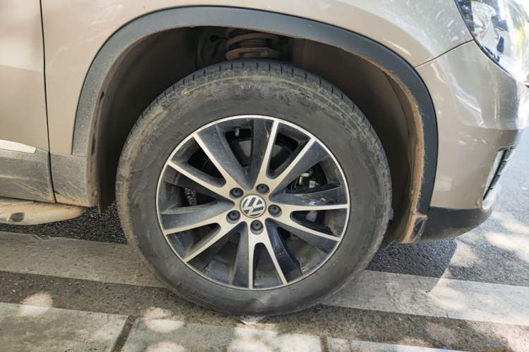 Used Volkswagen Tiguan 2013 1.8 TSI Automatic All-Wheel Drive Luxury Model Right Front Wheel Hub