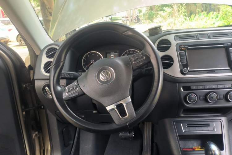 Used Volkswagen Tiguan 2013 1.8 TSI Automatic All-Wheel Drive Luxury Model Steering Wheel