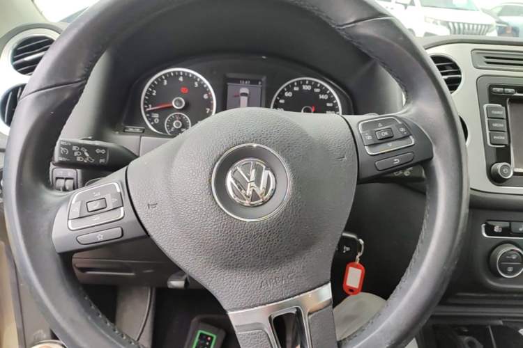 Used Volkswagen Tiguan 2013 1.8 TSI Automatic All-Wheel Drive Luxury Model Steering Wheel