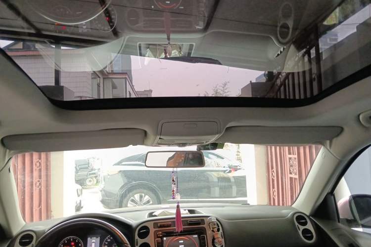 Used Volkswagen Tiguan 2013 1.8 TSI Automatic All-Wheel Drive Luxury Model Headliner