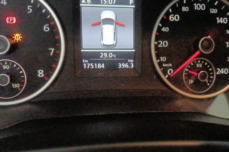 Used Volkswagen Tiguan 2013 1.8 TSI Automatic All-Wheel Drive Luxury Model Odometer Close Up