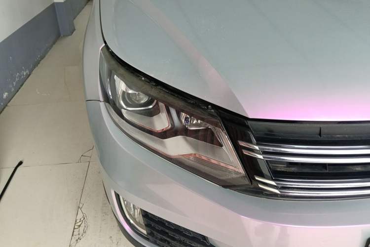 Used Volkswagen Tiguan 2013 1.8 TSI Automatic All-Wheel Drive Luxury Model Right Front Headlight
