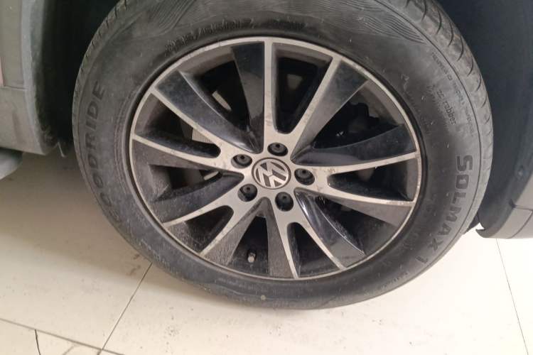 Used Volkswagen Tiguan 2013 1.8 TSI Automatic All-Wheel Drive Luxury Model Right Front Wheel Hub