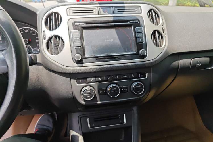 Used Volkswagen Tiguan 2013 1.8TSI Automatic Two-Wheel Drive Luxury Model Audio And AC Panel