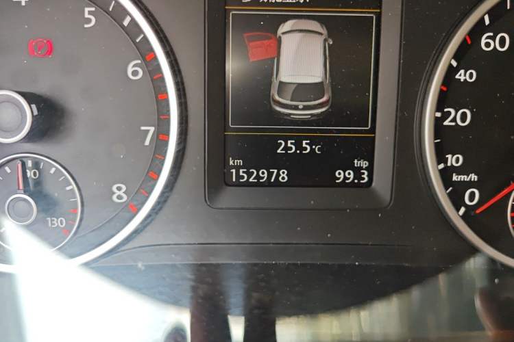 Used Volkswagen Tiguan 2013 1.8TSI Automatic Two-Wheel Drive Luxury Model Odometer Close Up