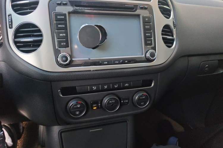 Used Volkswagen Tiguan 2013 1.8 TSI Automatic Two-Wheel Drive Comfort Edition Audio And AC Panel