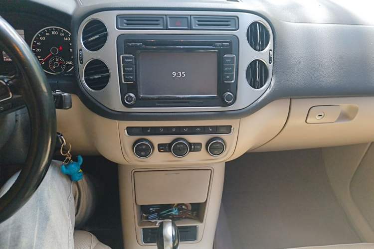 Used Volkswagen Tiguan 2013 1.8 TSI Automatic All-Wheel Drive Luxury Model Audio And AC Panel
