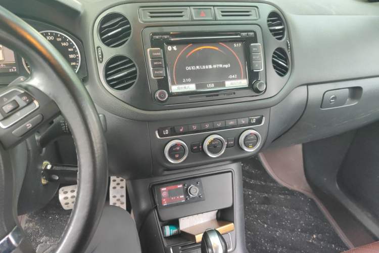 Used Volkswagen Tiguan 2013 1.8 TSI Automatic All-Wheel Drive Luxury Model Audio And AC Panel