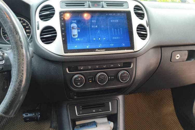 Used Volkswagen Tiguan 2013 2.0 TSI Automatic All-Wheel-Drive Flagship Edition Audio And AC Panel