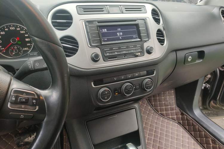 Used Volkswagen Tiguan 2013 1.8TSI Automatic All-Wheel-Drive Comfort Edition Audio And AC Panel