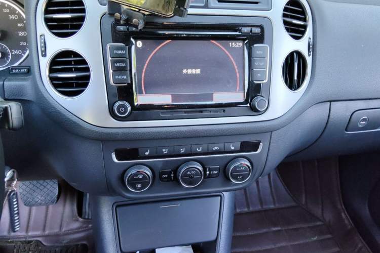 Used Volkswagen Tiguan 2013 1.8TSI Automatic Two-Wheel Drive Luxury Model Audio And AC Panel
