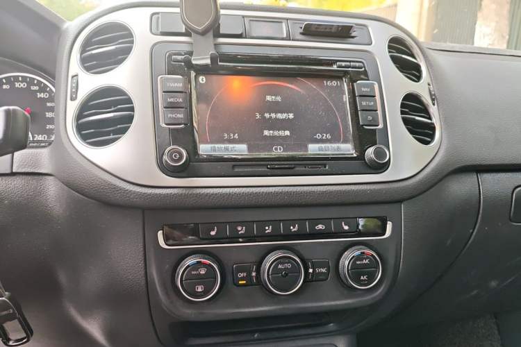 Used Volkswagen Tiguan 2013 1.8 TSI Automatic All-Wheel Drive Luxury Model Audio And AC Panel