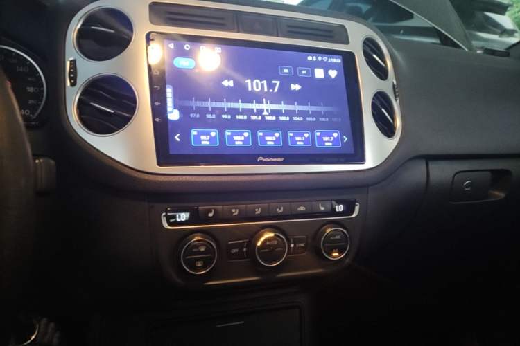 Used Volkswagen Tiguan 2013 2.0 TSI Automatic All-Wheel Drive Luxury Edition Audio And AC Panel