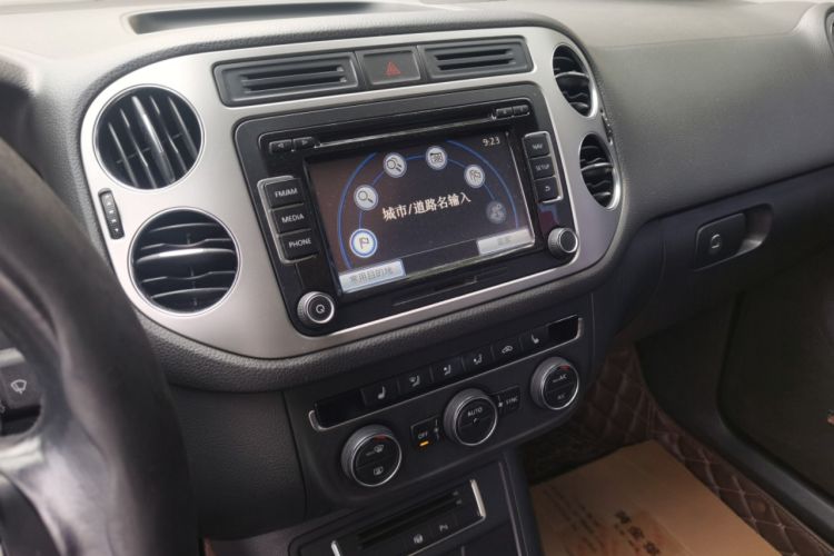 Used Volkswagen Tiguan 2013 2.0 TSI Automatic All-Wheel-Drive Flagship Edition Audio And AC Panel