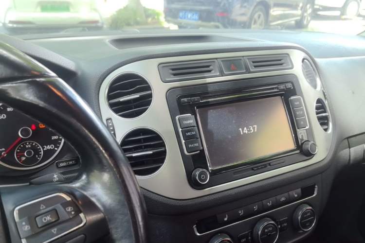 Used Volkswagen Tiguan 2013 1.8TSI Automatic Two-Wheel Drive Luxury Model Audio And AC Panel