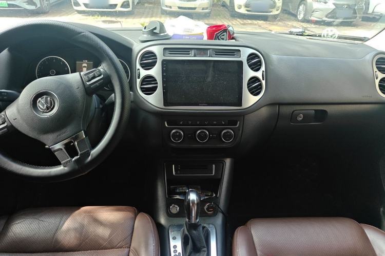 Used Volkswagen Tiguan 2013 1.8 TSI Automatic All-Wheel Drive Luxury Model Center Console