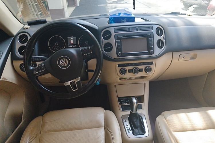 Used Volkswagen Tiguan 2013 1.8 TSI Automatic All-Wheel Drive Luxury Model Center Console