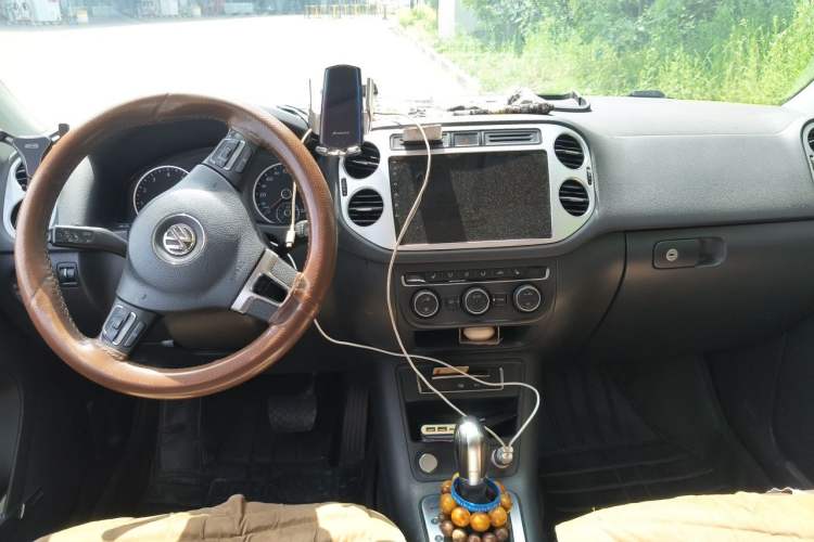 Used Volkswagen Tiguan 2013 2.0 TSI Automatic All-Wheel-Drive Flagship Edition Center Console
