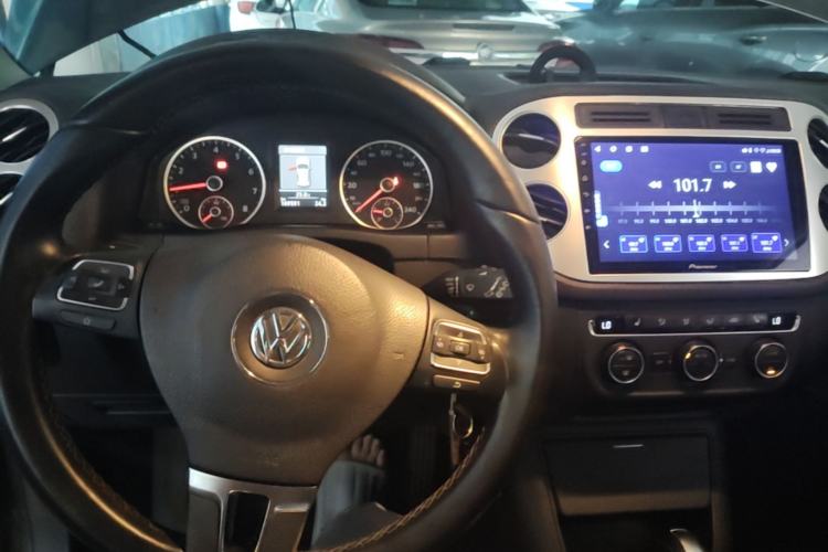 Used Volkswagen Tiguan 2013 2.0 TSI Automatic All-Wheel Drive Luxury Edition Center Console