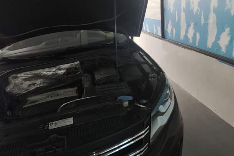Used Volkswagen Tiguan 2013 2.0 TSI Automatic All-Wheel Drive Luxury Edition Engine Bay Left