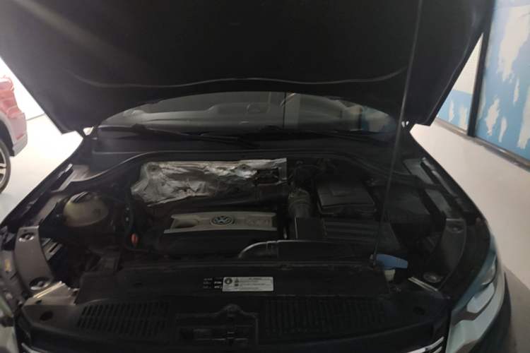 Used Volkswagen Tiguan 2013 2.0 TSI Automatic All-Wheel Drive Luxury Edition Engine Bay