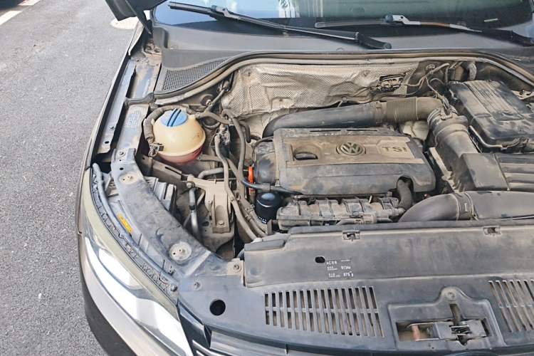 Used Volkswagen Tiguan 2013 1.8 TSI Automatic All-Wheel Drive Luxury Model Engine Bay Right