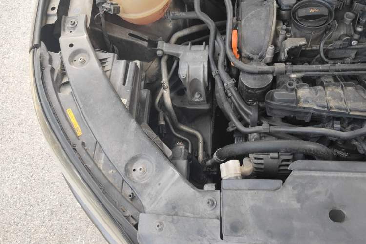 Used Volkswagen Tiguan 2013 1.8 TSI Automatic All-Wheel Drive Luxury Model Engine Bay Right