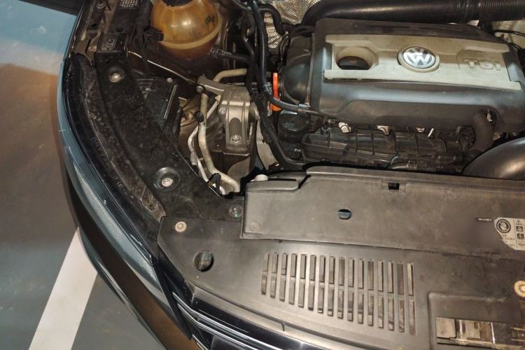 Used Volkswagen Tiguan 2013 2.0 TSI Automatic All-Wheel Drive Luxury Edition Engine Bay Right