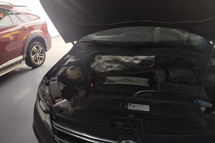 Used Volkswagen Tiguan 2013 2.0 TSI Automatic All-Wheel Drive Luxury Edition Engine Bay Right