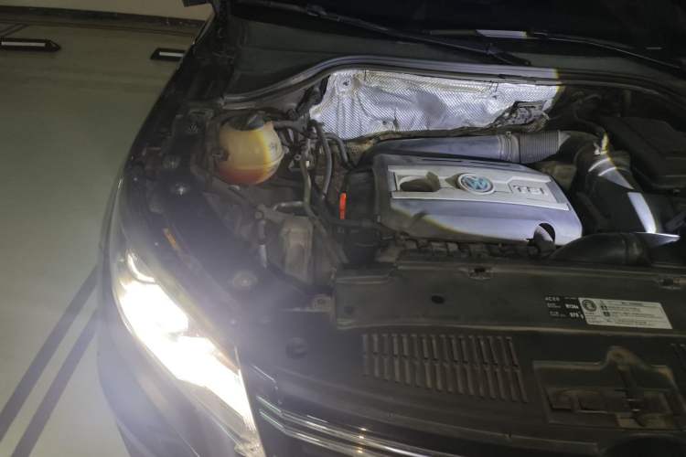 Used Volkswagen Tiguan 2013 1.8 TSI Automatic All-Wheel Drive Luxury Model Engine Bay Right